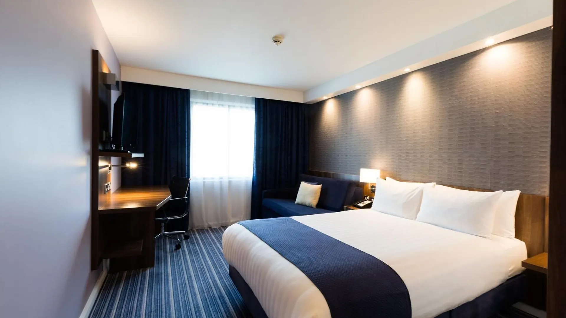 Holiday Inn Express London Heathrow T5 By Ihg Slough 3*,