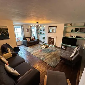 Apartment Seafront With Garden