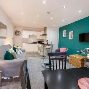 Apartment 1 The Keyes- Stylish & Spacious With Free Parking