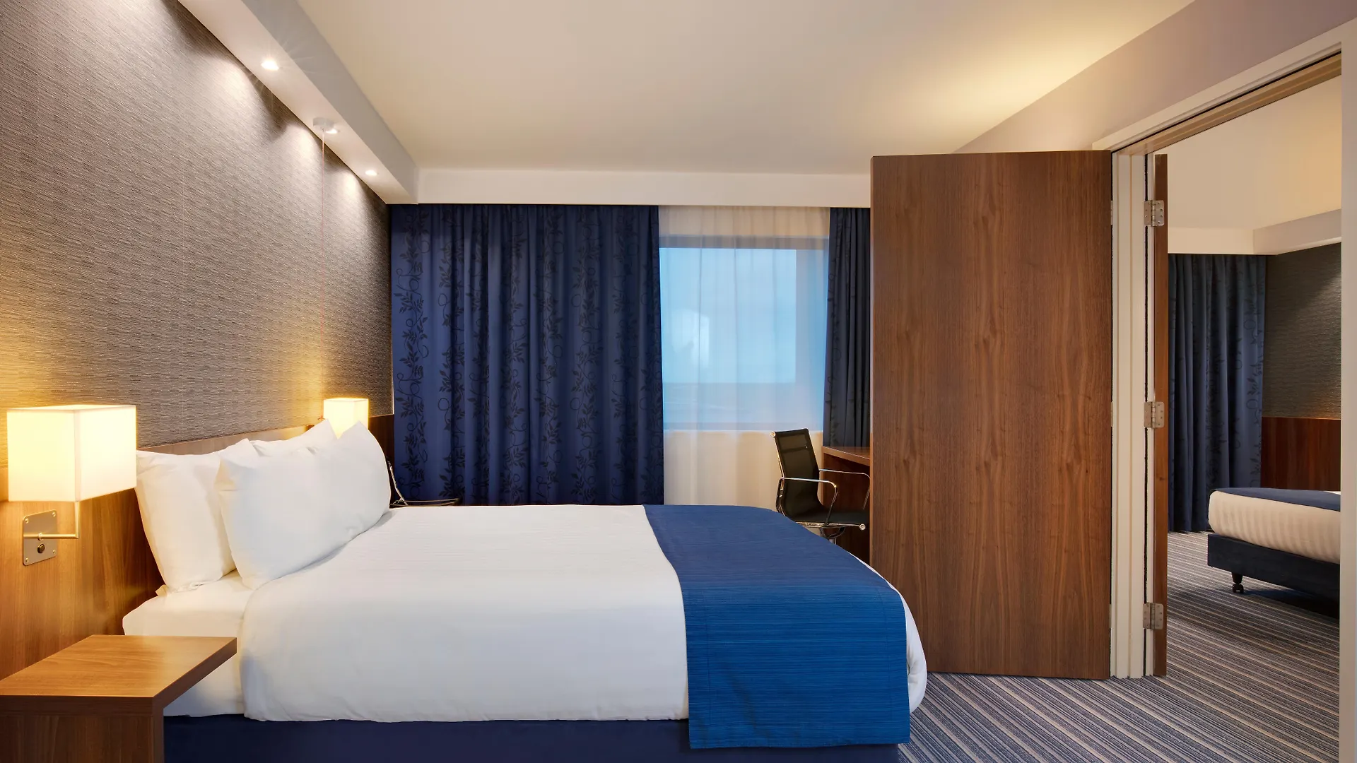 Holiday Inn Express London Heathrow T5 By Ihg Slough Hotel