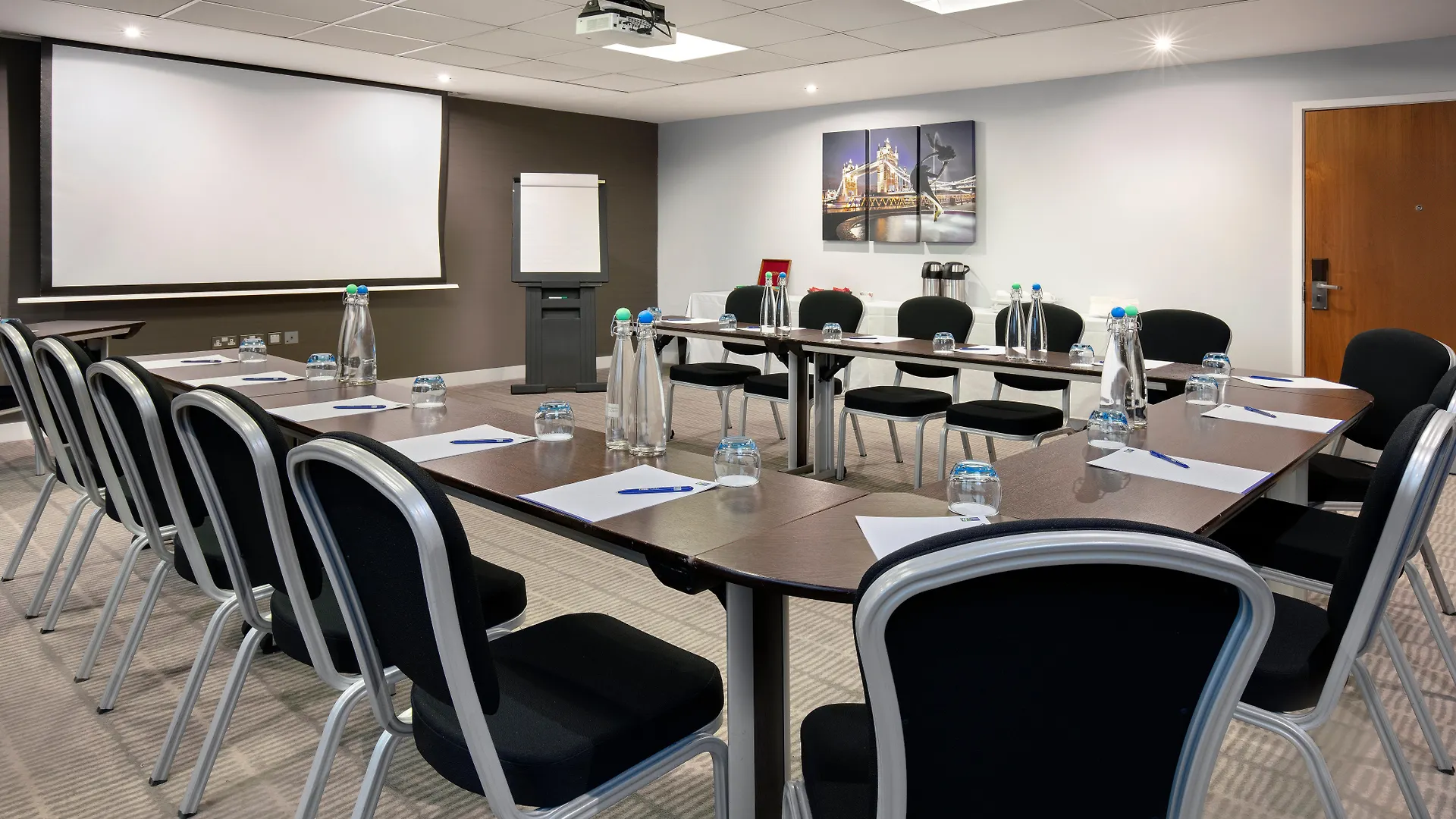 Holiday Inn Express London Heathrow T5 By Ihg Slough 3*,