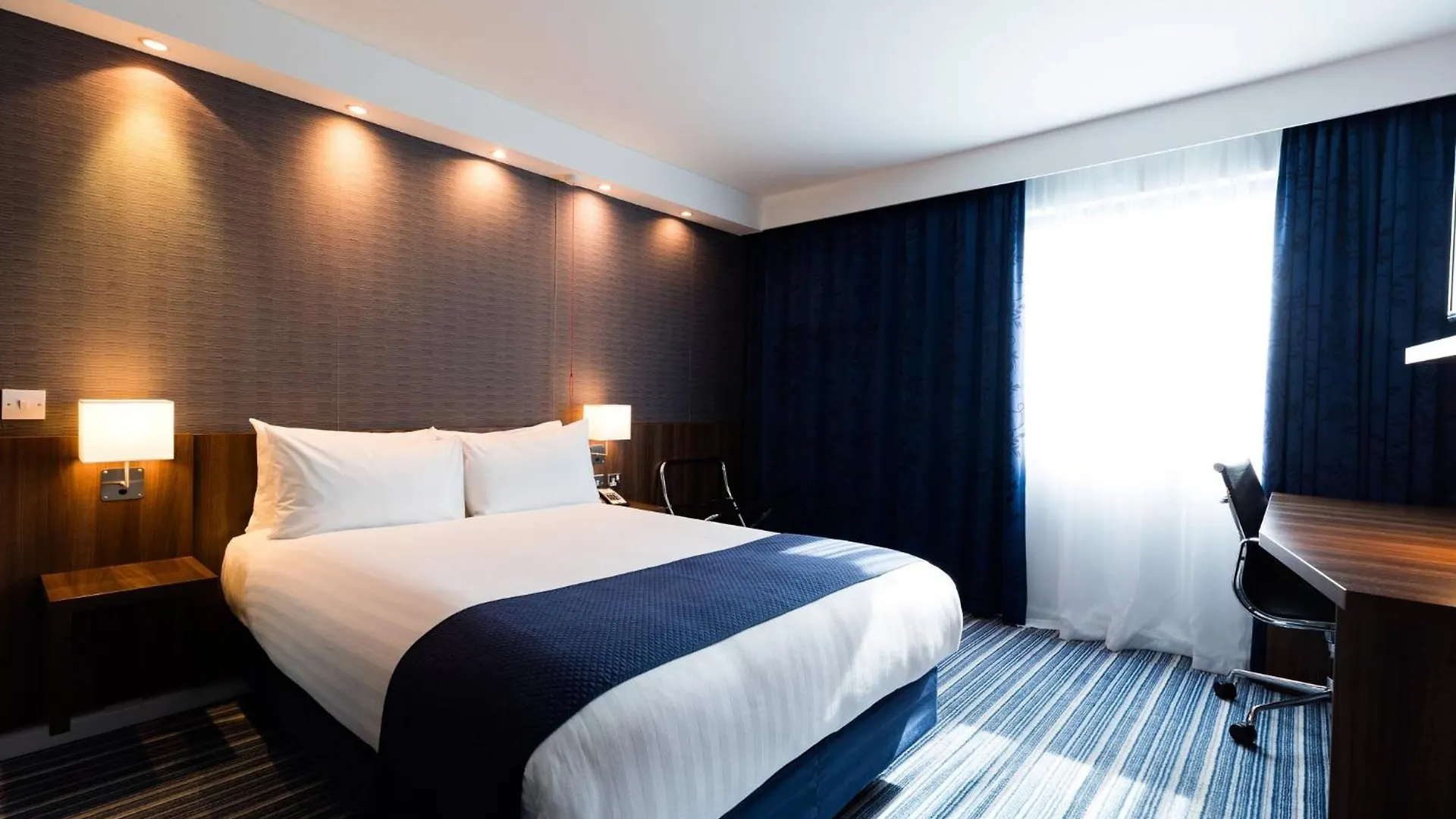Holiday Inn Express London Heathrow T5 By Ihg Slough Hotel