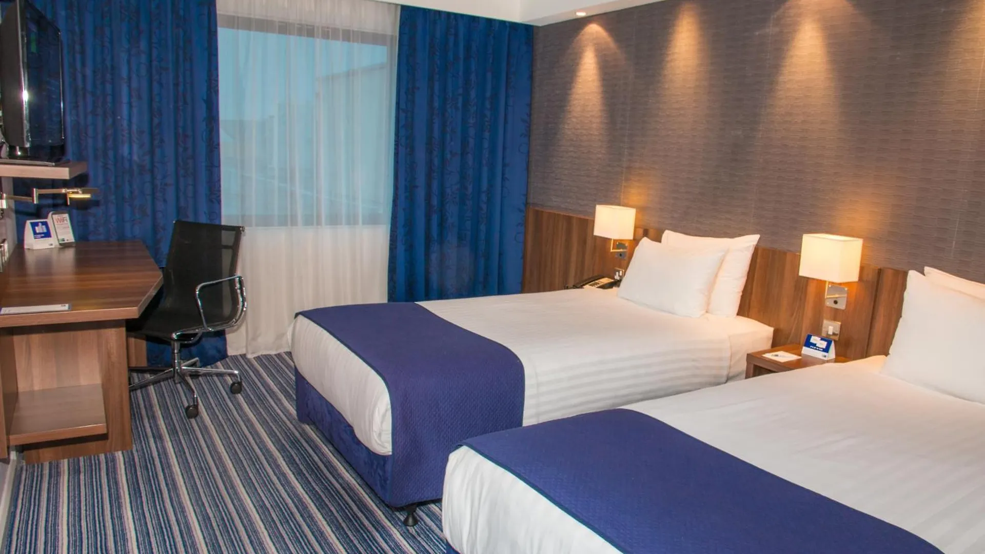 Holiday Inn Express London Heathrow T5 By Ihg Slough Hotel